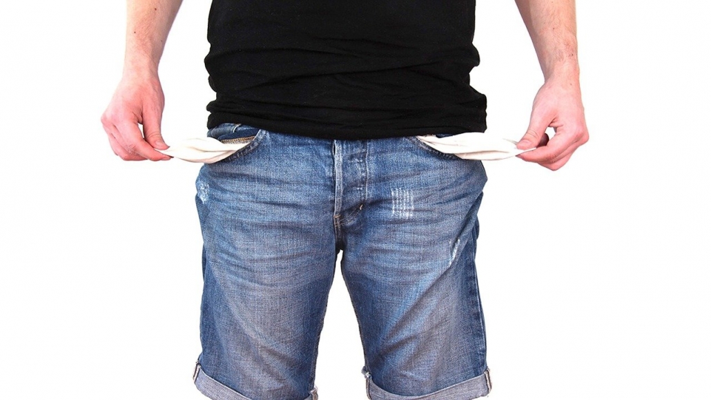 Symbolbild für fehlendes Budget für Marktforschung im Gesundheitsbereich: Mann mit kurzer Hose und leeren Taschen